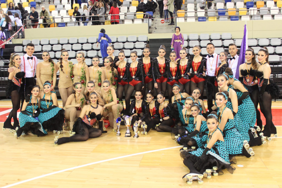 El Campeonato de Aragón de patinaje artístico de grupos show y cuarteros reunió a cientos de personas en el Siglo XXI.