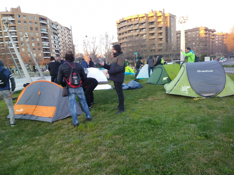 Trabajadores de FCC Parques y Jardines acampan en la plaza de Europa