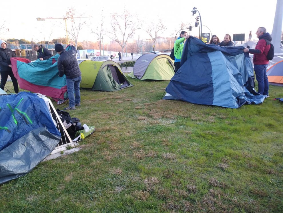 Trabajadores de FCC Parques y Jardines acampan en la plaza de Europa