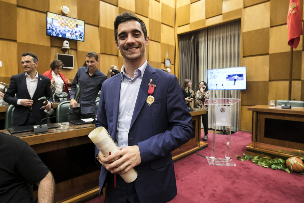 El patinador Javier Fernández ha recibido la Medalla al Mérito Deportivo Ciudad de Zaragoza