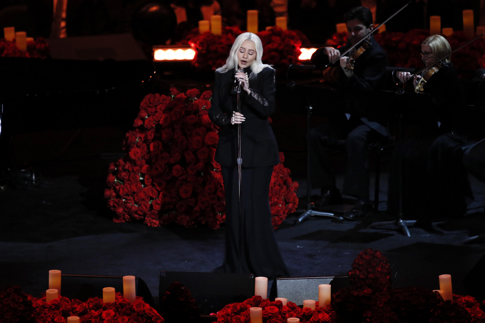 Los Angeles (United States), 24/02/2020.- Christina Aguilera, American singer, songwriter sings 'Ave Maria' at NBA Los Angeles Lakers Kobe Bryant and his daughter, Gianna's memorial service 'A Celebration of Life: Kobe and Gianna Bryant' at Staple Center in Los Angeles, California, USA, 24 February 2020. Bryant, his daughter Gianna 'Gigi' Bryant, Payton Chester, Sarah Chester, Alyssa Altobelli, Keri Altobelli, John Alobelli, Christina Mauser, and helicopter pilot, Ara Zobayan died in helicopter crash in a Calabassas hillside on 26 January. (Estados Unidos) EFE/EPA/ETIENNE LAURENT Kobe and Gianna Bryant Memorial Service