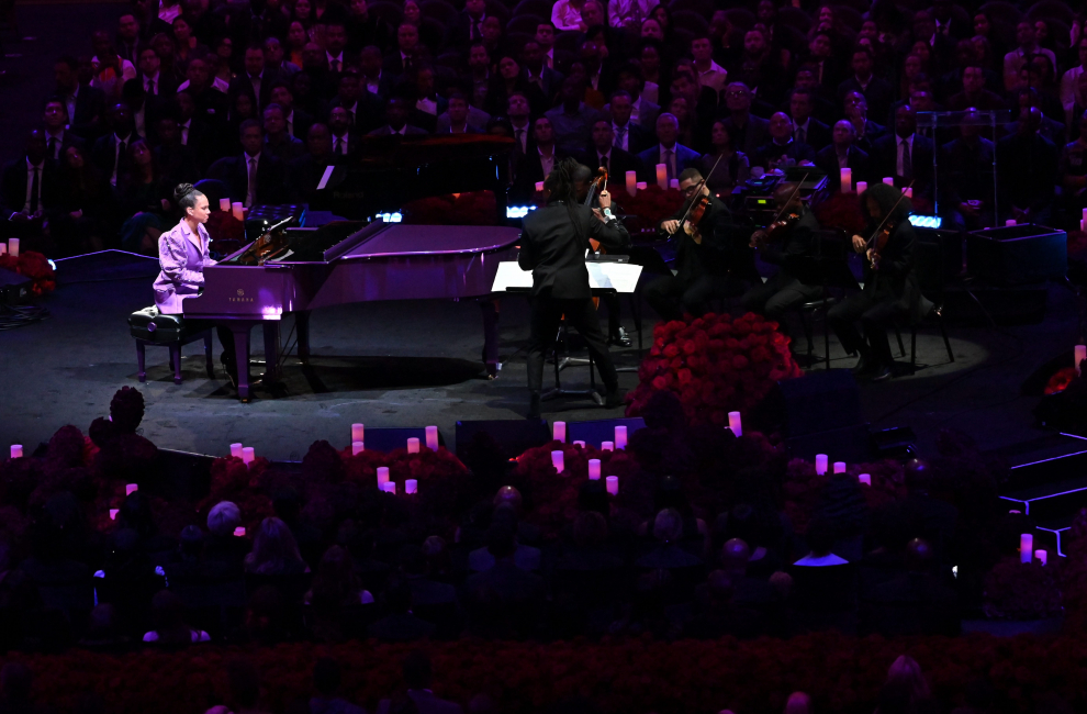 Feb 24, 2020; Los Angeles, California, USA;   Alicia Keys performs Beethoven's Moonlight Sonata, which was a personal favorite of Kobe Bryant's during the memorial to celebrate the life of Bryant and daughter Gianna Bryant at Staples Center. Mandatory Credit: Robert Hanashiro-USA TODAY Sports [[[REUTERS VOCENTO]]] BASKETBALL-NBA/