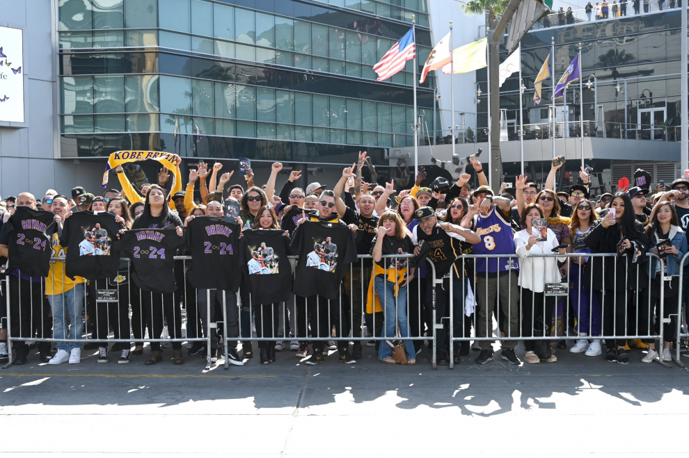 Feb 24, 2020; Los Angeles, California, USA; Fans leave Staples Center after attending the memorial to celebrate the life of Kobe Bryant and daughter Gianna Bryant. Mandatory Credit: Jayne Kamin-Oncea-USA TODAY Sports [[[REUTERS VOCENTO]]] BASKETBALL-NBA/