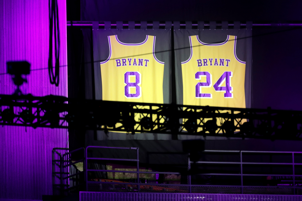 Feb 24, 2020; Los Angeles, California, USA; People sell Kobe Bryant merchandise outside of the Staples Center during memorial to celebrate the life of Kobe Bryant and daughter Gianna Bryant. Mandatory Credit: Harrison Hill-USA TODAY Sports [[[REUTERS VOCENTO]]] BASKETBALL-NBA/