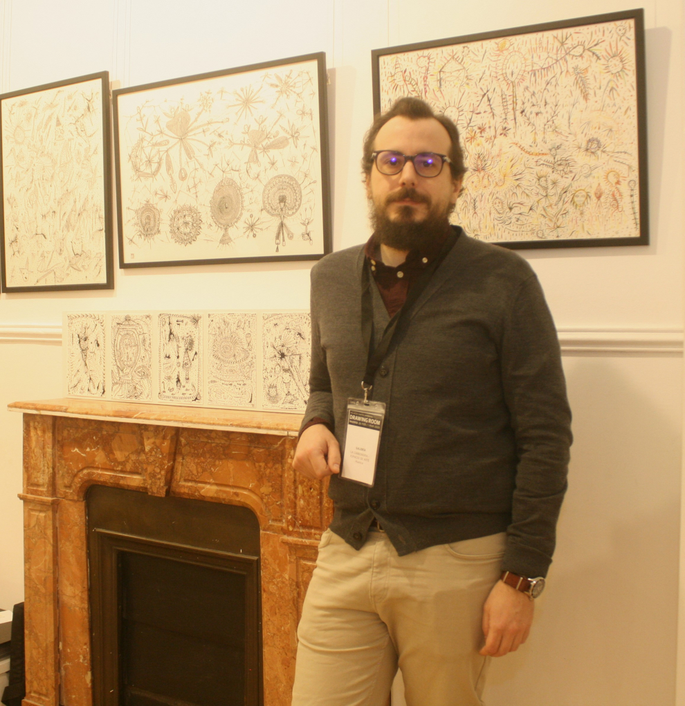 Joseba Acha, de La Carbonería, ante la obra del oscense Jorge Vicén en Drawing Room