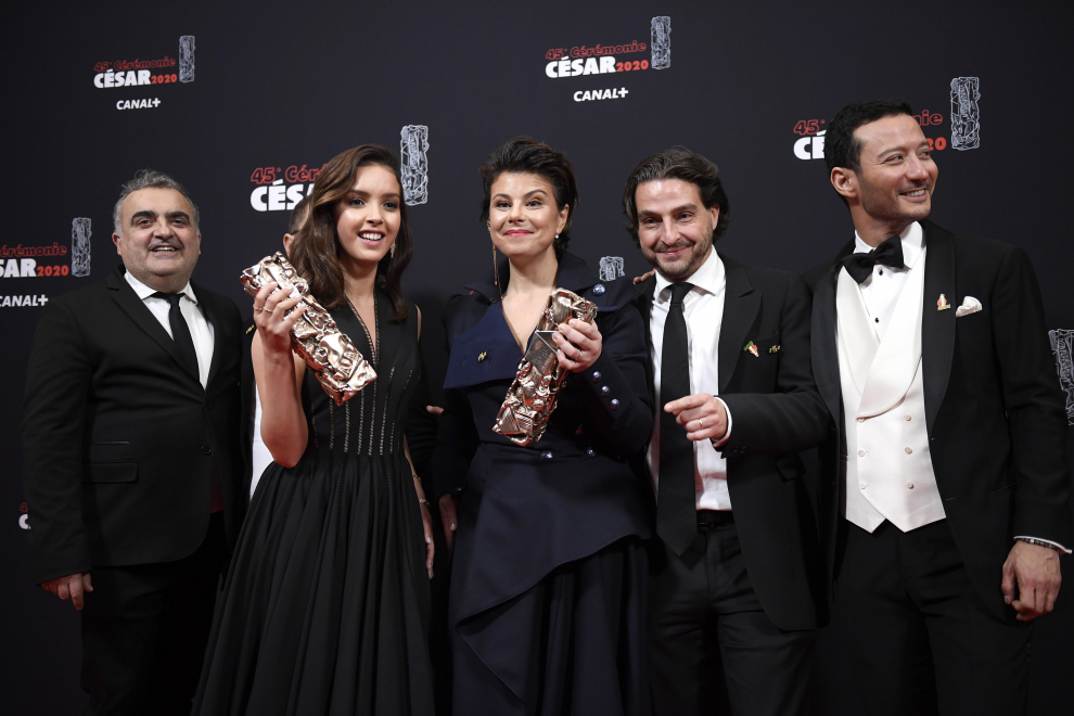 Paris (France), 28/02/2020.- Lyna Khoudri poses with the Best Female Newcomer award for her performance in 'Papicha' during the 45th annual Cesar awards ceremony held at the Salle Pleyel concert venue in Paris, France, 28 February 2020. (Francia) EFE/EPA/JULIEN DE ROSA Press Room - Cesars 2020