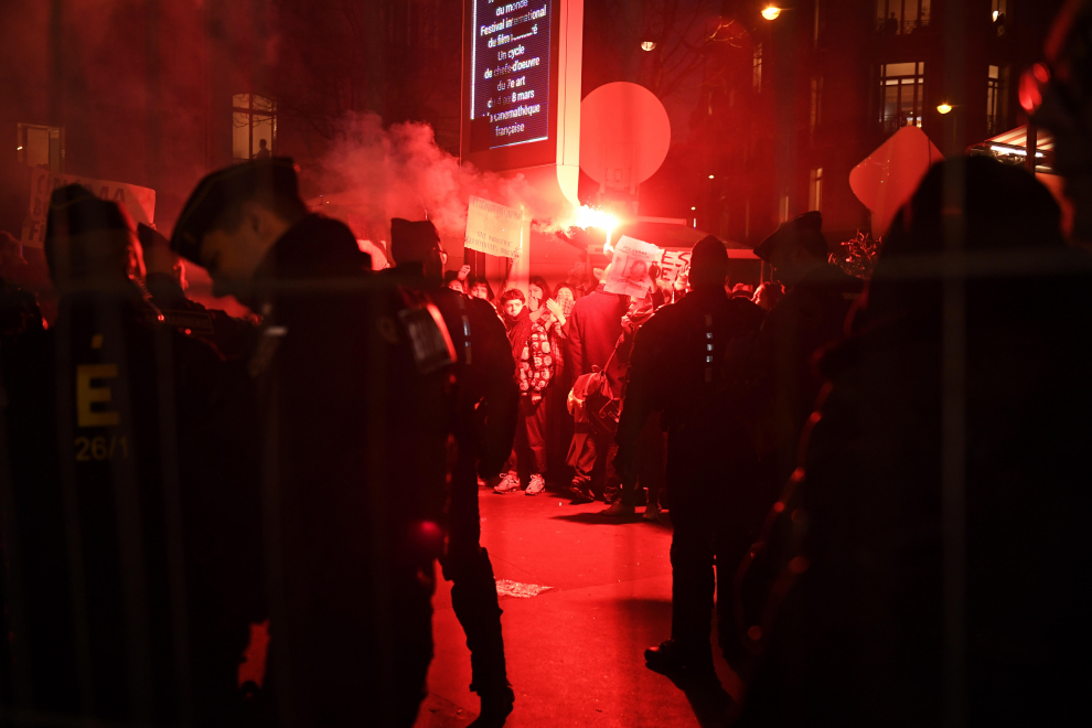 Paris (France).- Protesters burn flares and hold placards during a rally against controversial film director Roman Polanski who is nominated for the Cesar awards, near the Salle Pleyel concert hall, where the 45th annual Cesar awards ceremony will be held, in Paris, France, 28 February 2020. Polanski announced he will not attend the Cesar ceremony because he fears a 'public lynching' by feminist activists. (Protestas, Francia) EFE/EPA/CHRISTOPHE PETIT TESSON *** Local Caption *** 55004934 Protest against Roman Polanski
