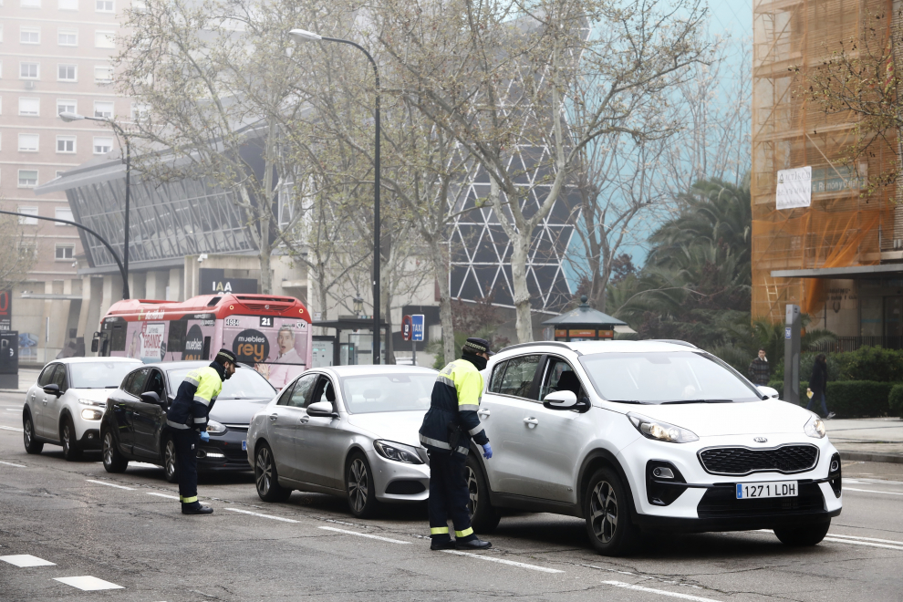 La Policía Local de Zaragoza controla la circulación de vehículo.