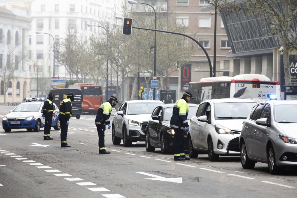 La Policía Local de Zaragoza controla la circulación de vehículo.
