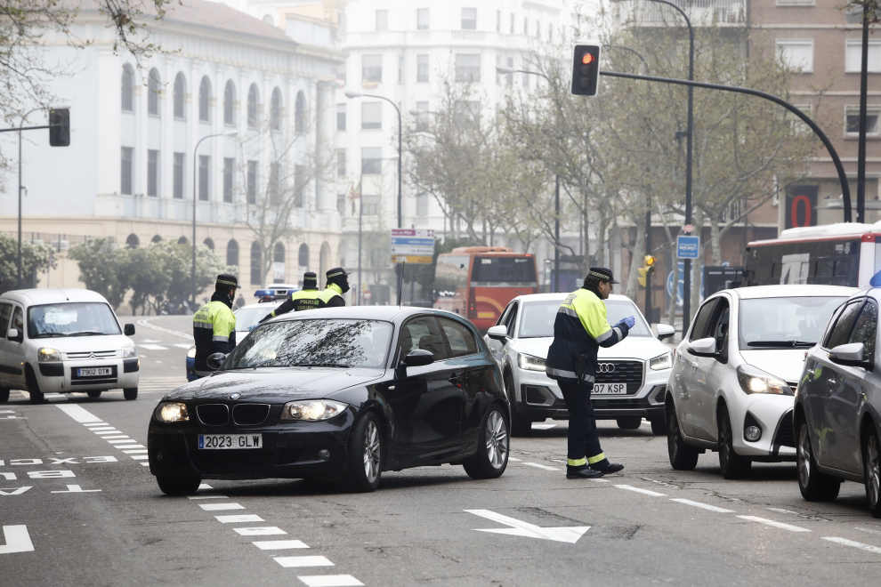 La Policía Local de Zaragoza controla la circulación de vehículo.