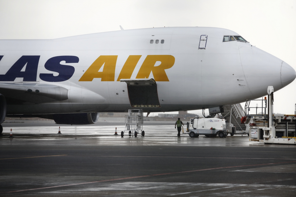 Un Boeing 747-400 de Atlas Air ha aterrizado a las 11.37, procedente de China, cargado con material sanitario para las autonomías, además de ropa de la multinacional.