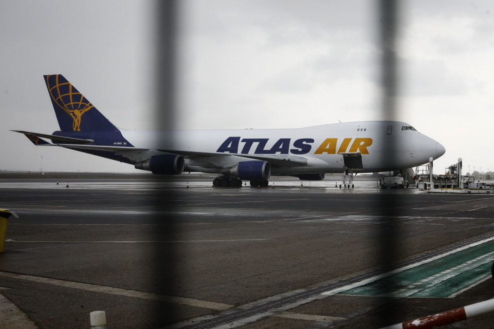 Un Boeing 747-400 de Atlas Air ha aterrizado a las 11.37, procedente de China, cargado con material sanitario para las autonomías, además de ropa de la multinacional.
