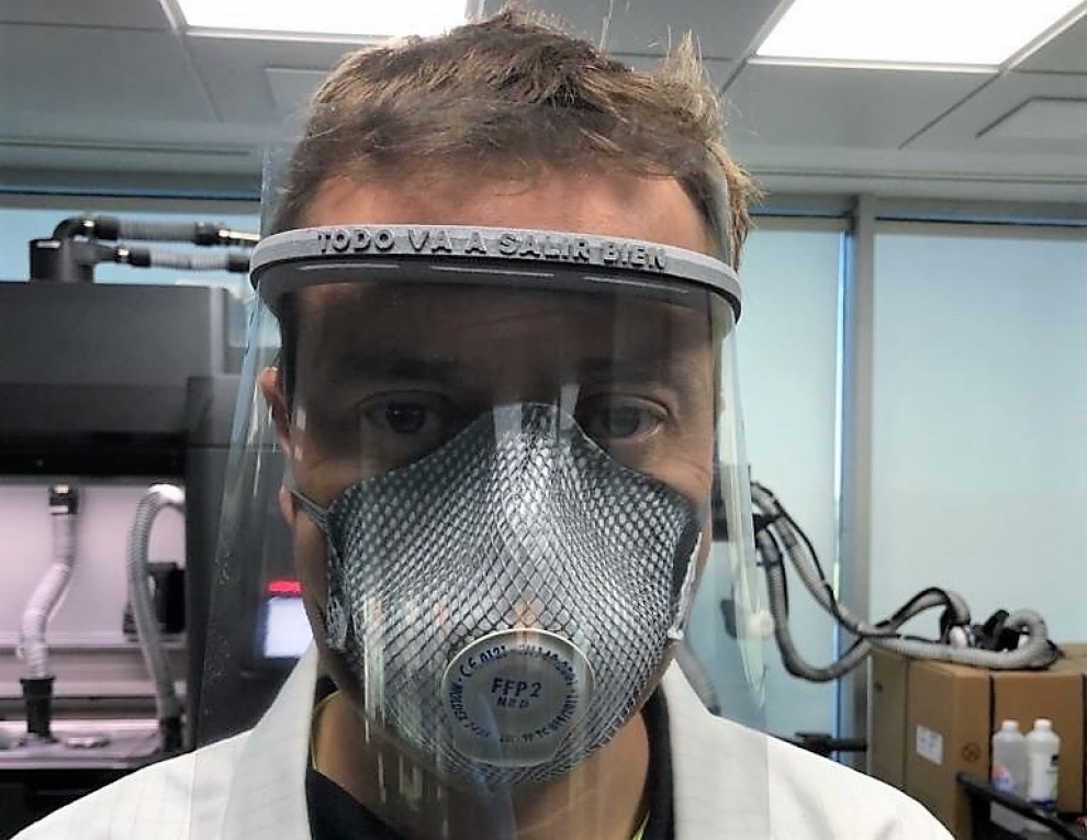 Podoactiva fabrica pantallas de protección y válvulas para convertir las máscaras de buceo de Decathlon en dispositivos que suministran oxígeno.