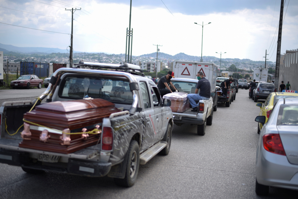 A couple ties an empty coffin to their car to collect the body of a relative as Ecuador's government announced on Thursday it was building a "special camp" in Guayaquil for coronavirus disease (COVID-19) victims, in Guayaquil, Ecuador April 2, 2020. REUTERS/Vicente Gaibor del Pino NO RESALES. NO ARCHIVES [[[REUTERS VOCENTO]]] HEALTH-CORONAVIRUS/ECUADOR