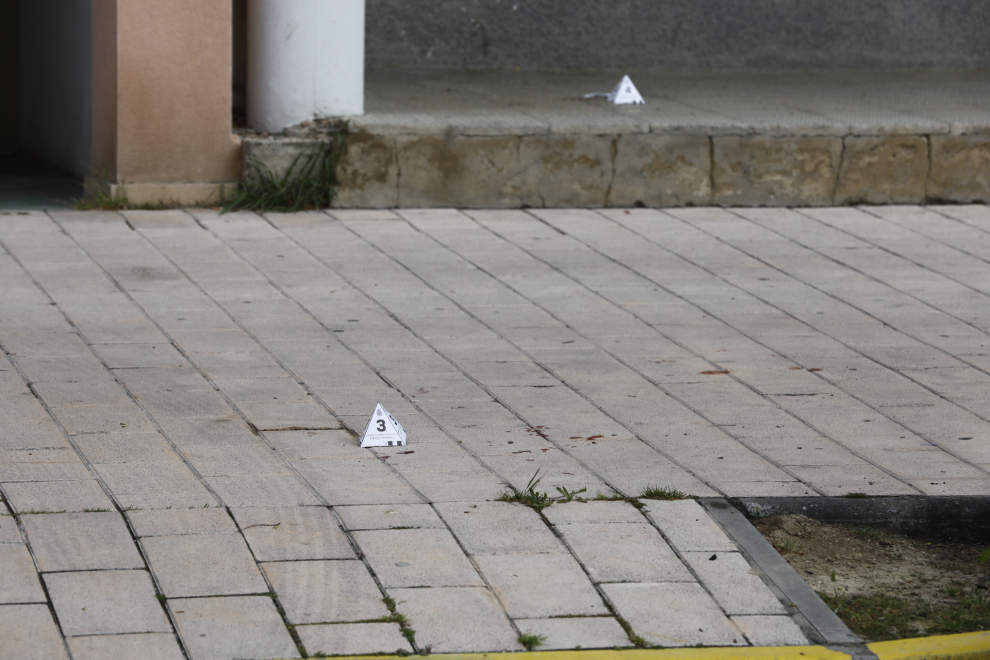 El ataque ha tenido lugar en la calle de Mainar y la Policía busca a su autor.