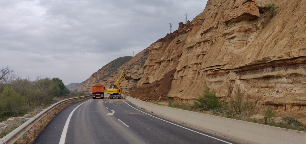 Un desprendimiento corta la carretera a Zaidín en la salida de Fraga
