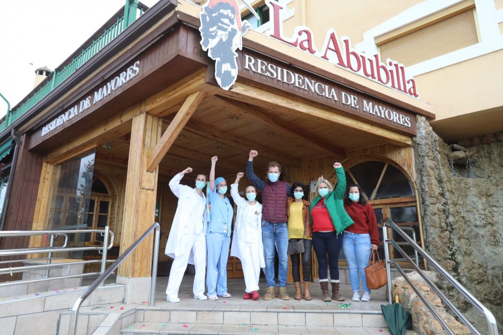 El personal de la residencia La Abubilla de Yéqueda ha celebrado el primer alta de un usuario por coronavirus.