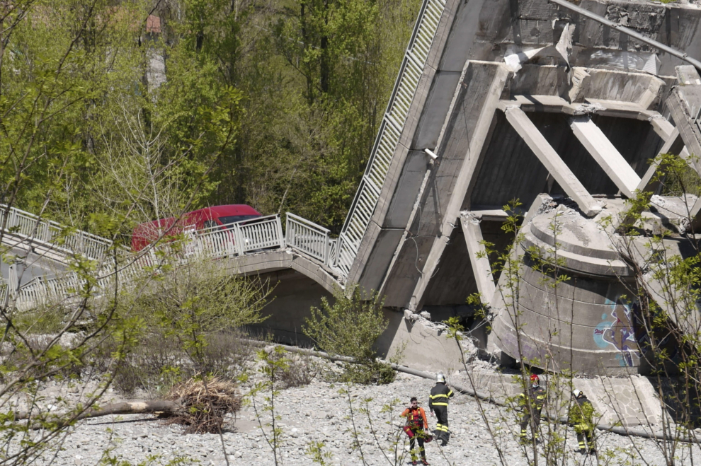 Dos heridos tras derrumbarse un puente en Italia