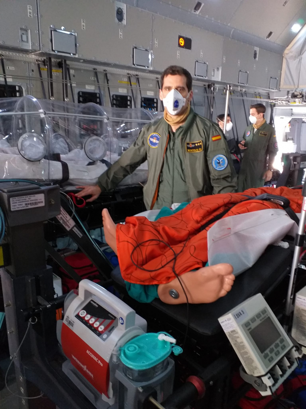 Militares de la UMAER instalan quirófanos para cinco enfermos críticos y 14 menos graves para la prueba de capacitar el avión de la Base de Zaragoza.