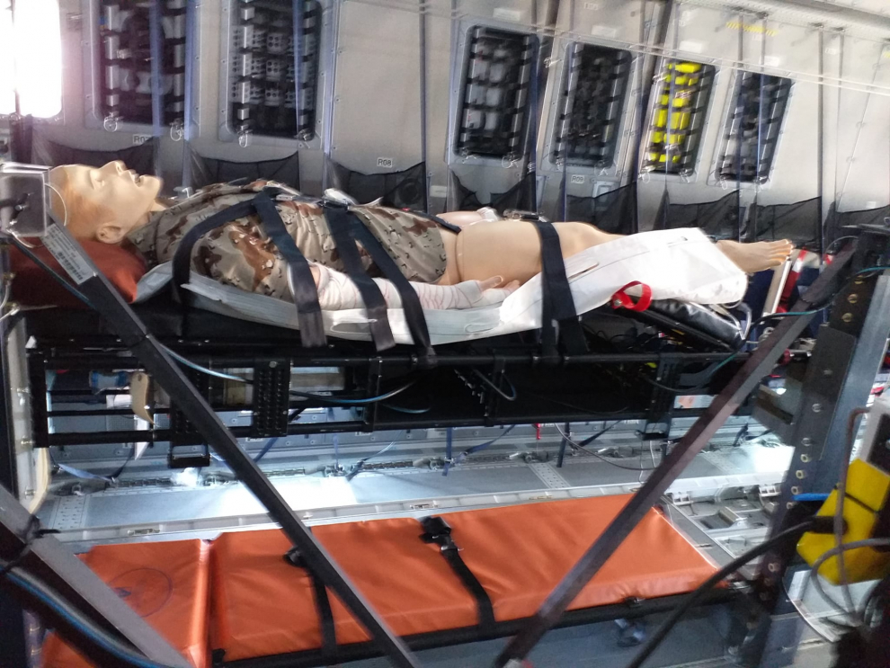 Militares de la UMAER instalan quirófanos para cinco enfermos críticos y 14 menos graves para la prueba de capacitar el avión de la Base de Zaragoza.