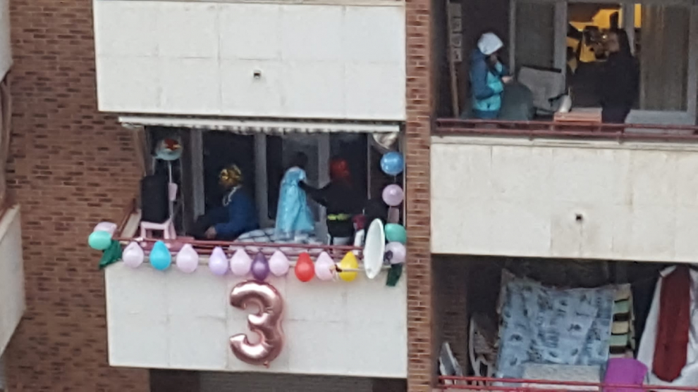 Los vecinos del Pasaje Almériz han organizado cumpleaños sorpresa, bingos y vermús comunitarios y hasta una procesión colgante.