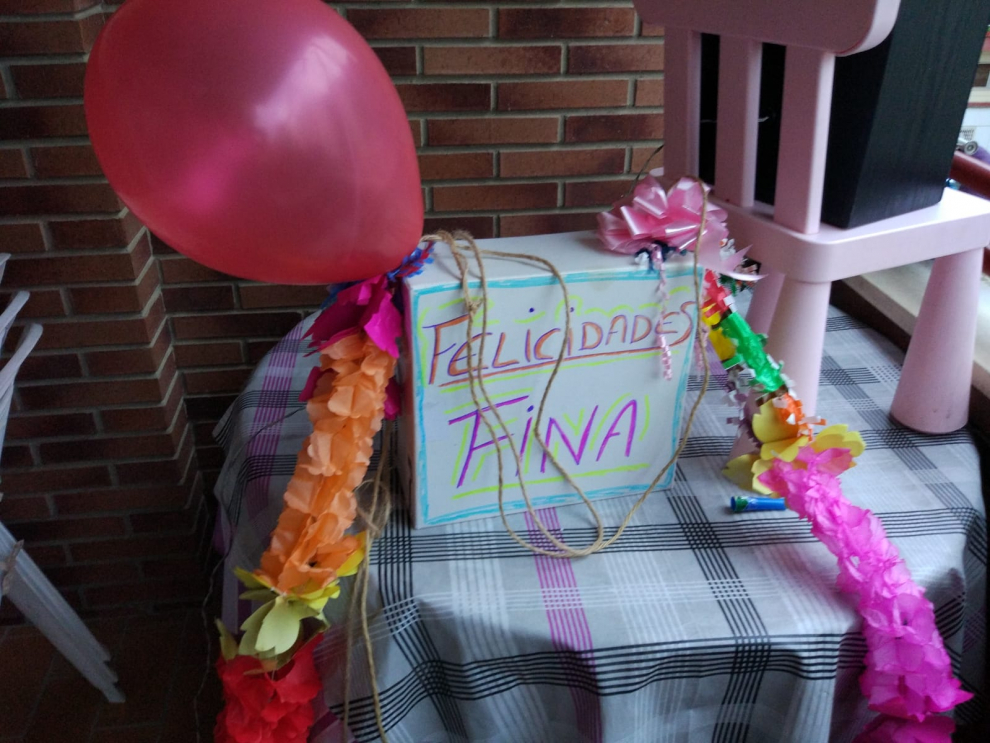 Los vecinos del Pasaje Almériz han organizado cumpleaños sorpresa, bingos y vermús comunitarios y hasta una procesión colgante.