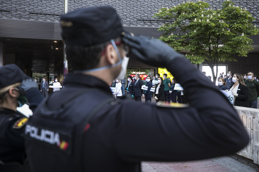 Los empleados del Corte Inglés y la Policía Local de Zaragoza se aplauden mutuamente.