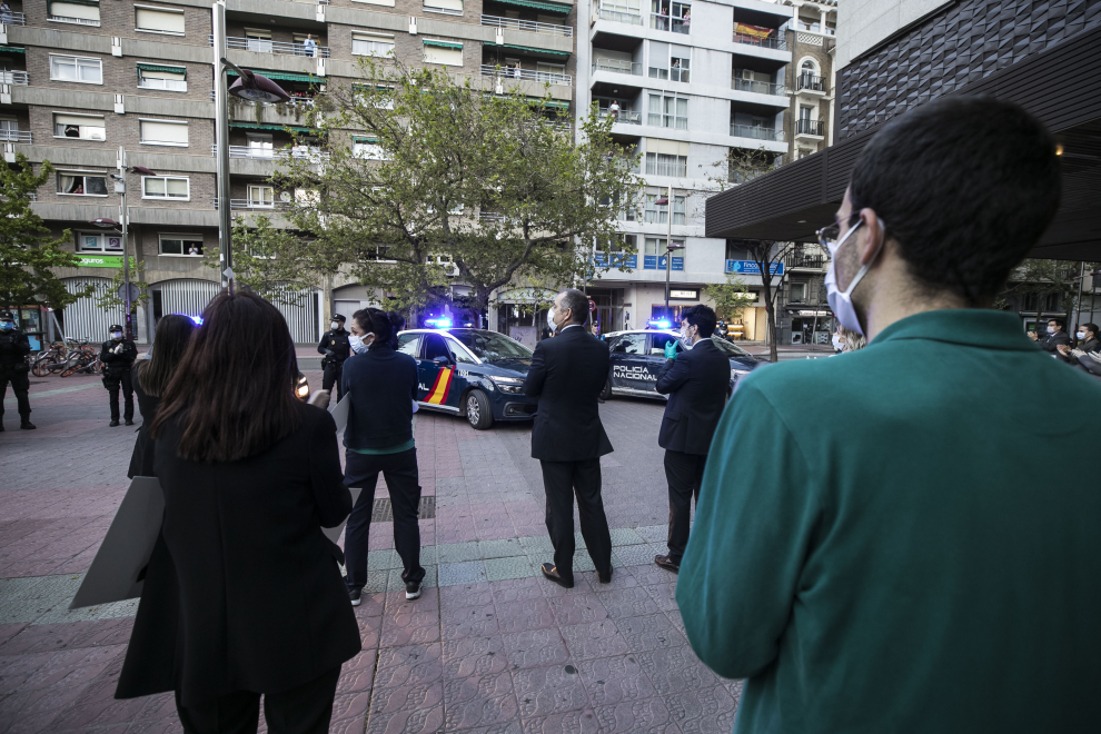 Los empleados del Corte Inglés y la Policía Local de Zaragoza se aplauden mutuamente.