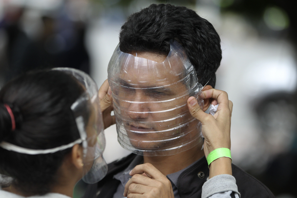 Colombianos se las ingenian para protegerse del virus.