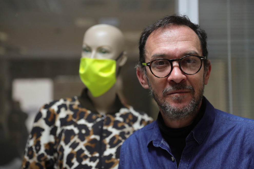 el diseñador español Ulise Mérida dedica su taller a coser mascarillas.
