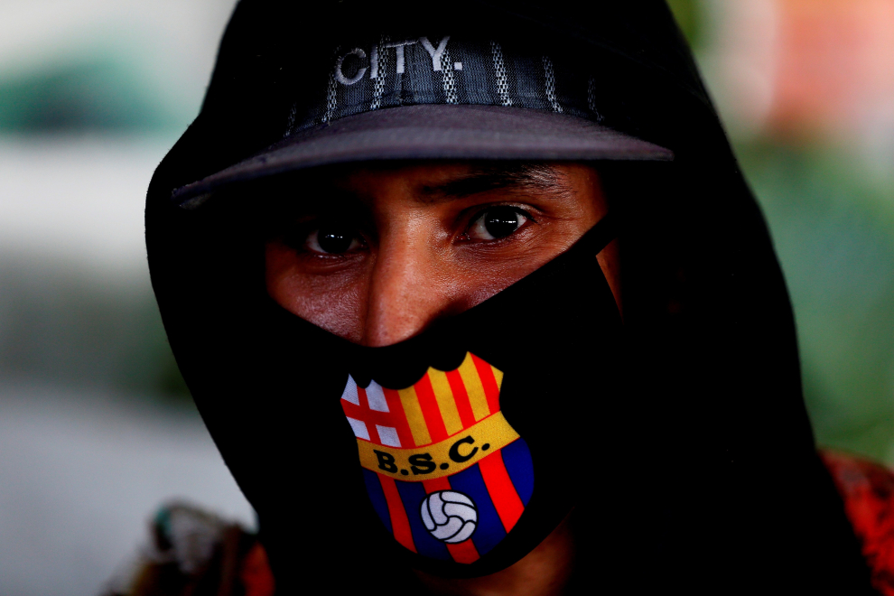 Un ecuatoriano se cubre con una mascarilla con los colores del Barça.