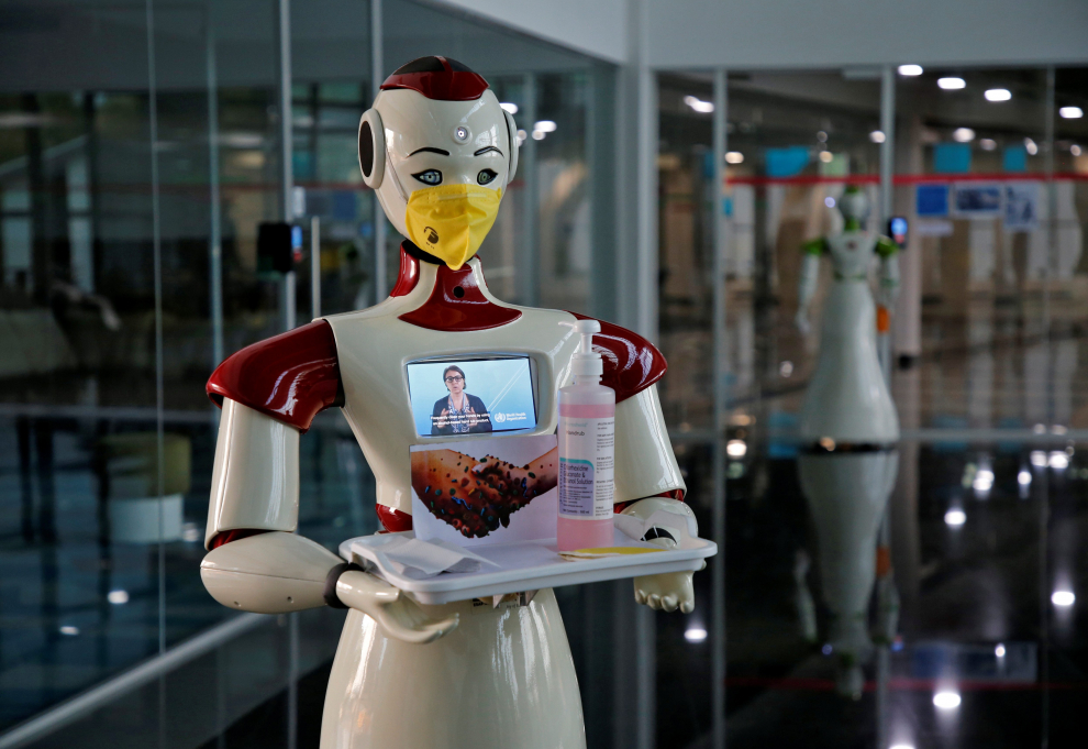A robot, developed by a start-up firm Asimov Robotics, holds a tray with face masks and sanitizer after the two robots were launched to spread awareness about the coronavirus, in Kochi, India, March 17, 2020. REUTERS/Sivaram V [[[REUTERS VOCENTO]]] [[[HA ARCHIVO]]]