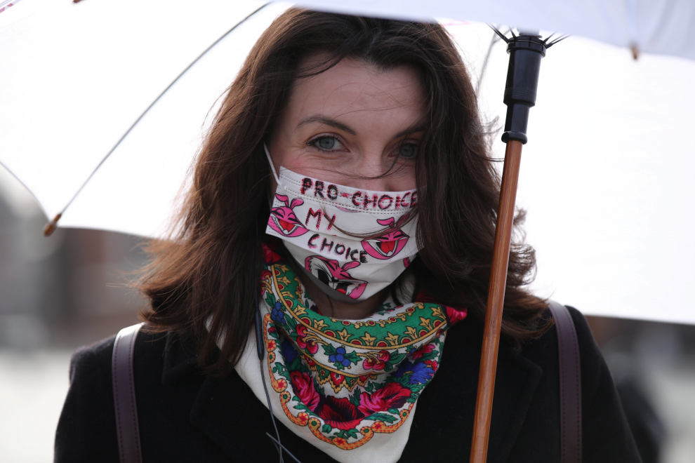 Una activista polaca defiende el aborto en una manifestación con un lema en su mascarilla.