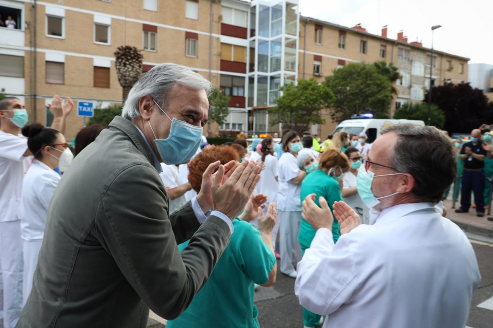 Azcón se suma al aplauso a los sanitarios a las puertas del hospital Miguel Servet