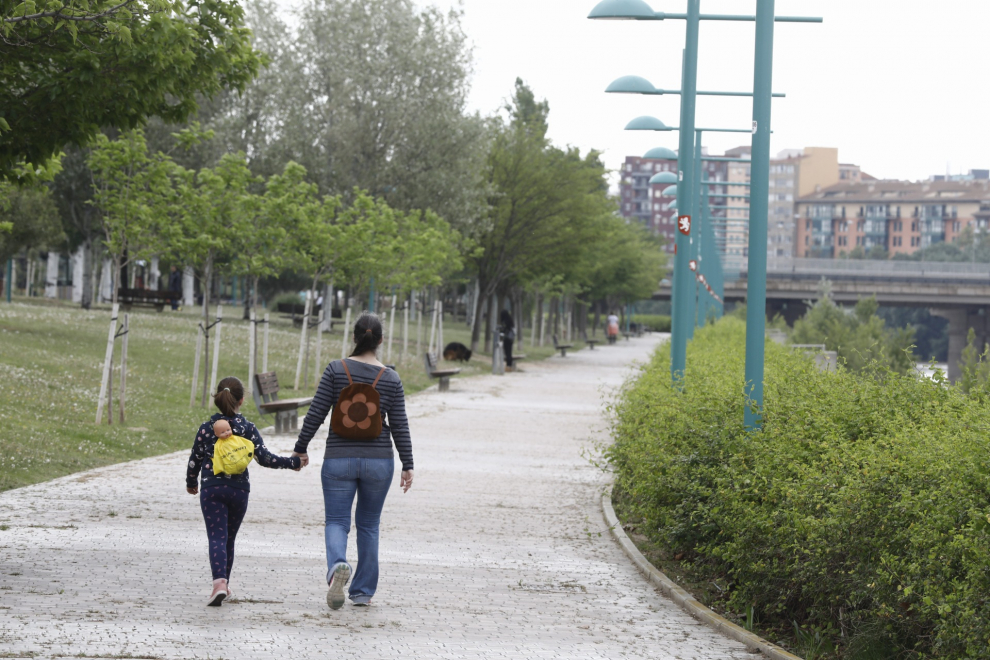 En Zaragoza muchos padres han elegido espacios verdes y abiertos para que los niños den su primer paseo de esta cuarententa.