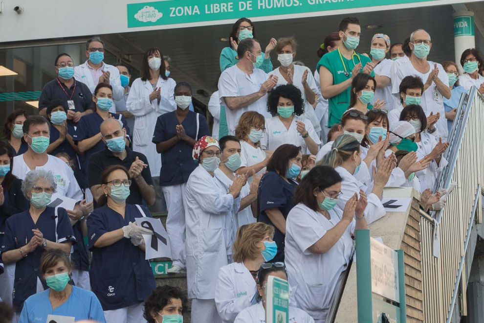 Homenaje al trabajador de la limpieza del Miguel Servet de Zaragoza fallecido por coronavirus