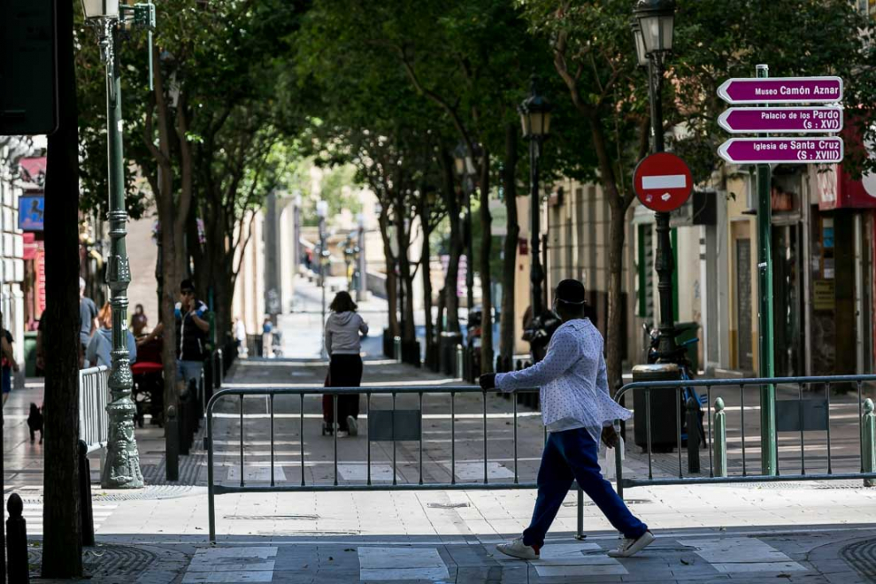 Reparto de mascarillas en Zaragoza en el primer día de deporte y paseos.