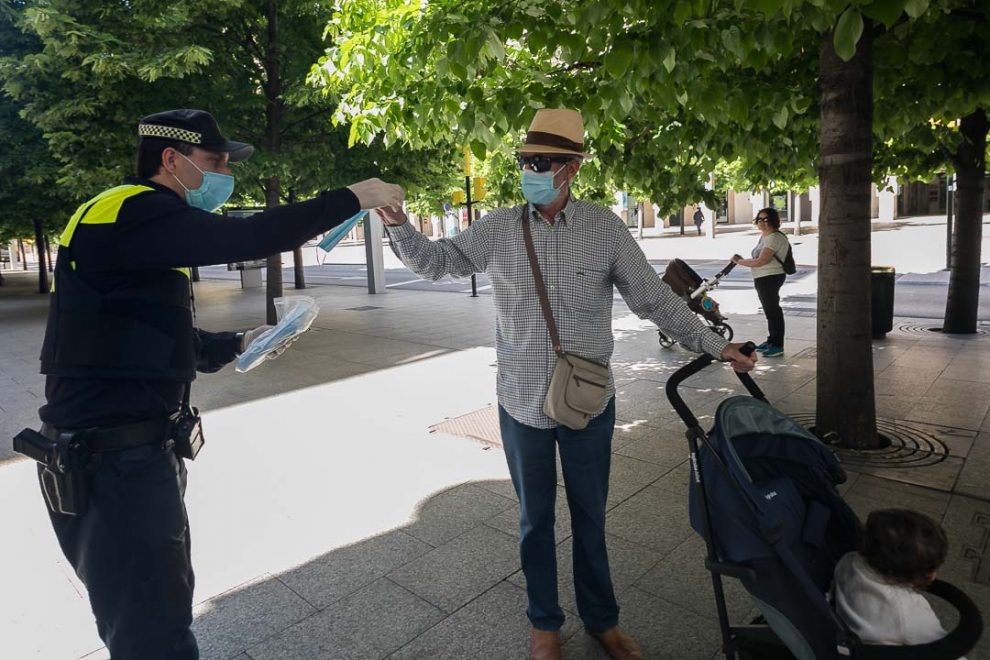Reparto de mascarillas en Zaragoza en el primer día de deporte y paseos.