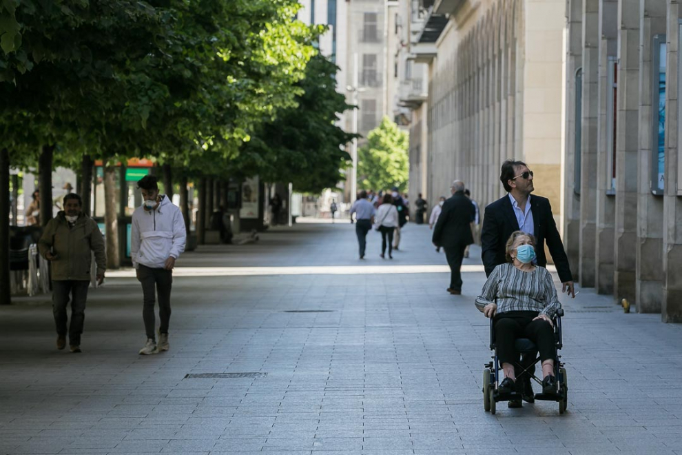 Reparto de mascarillas en Zaragoza en el primer día de deporte y paseos.
