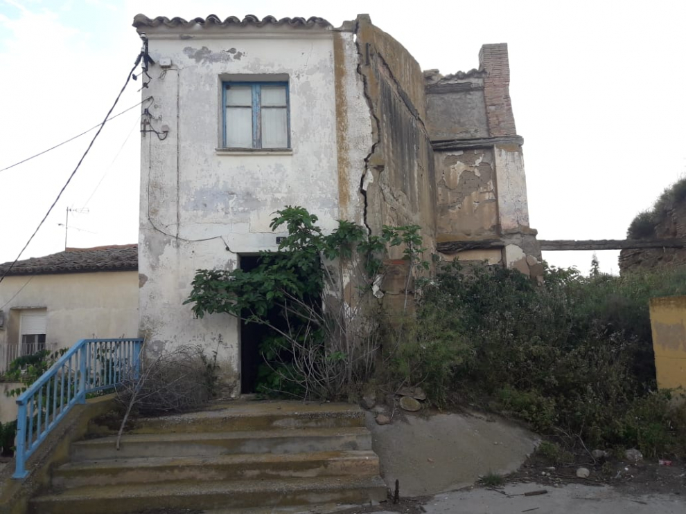 Ramón Bestregui, vecino de Alfántega, denuncia el peligro de derrumbe de una casa adosada a la suya y cuyo mal estado se ha agravado con las últimas lluvias.