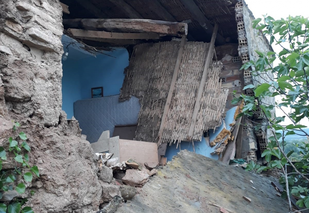 Ramón Bestregui, vecino de Alfántega, denuncia el peligro de derrumbe de una casa adosada a la suya y cuyo mal estado se ha agravado con las últimas lluvias.