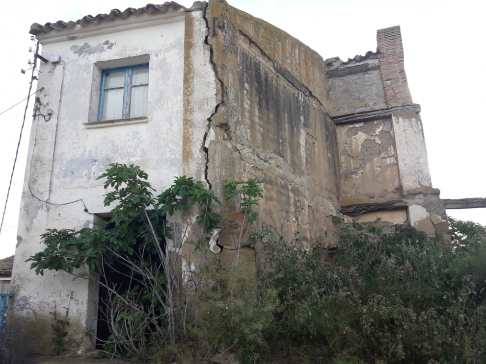 Ramón Bestregui, vecino de Alfántega, denuncia el peligro de derrumbe de una casa adosada a la suya y cuyo mal estado se ha agravado con las últimas lluvias.