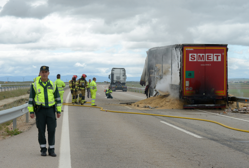 El incendio de un camión cargado de pellets corta la A-23 en sentido Zaragoza-Valencia a la altura de Villarquemado