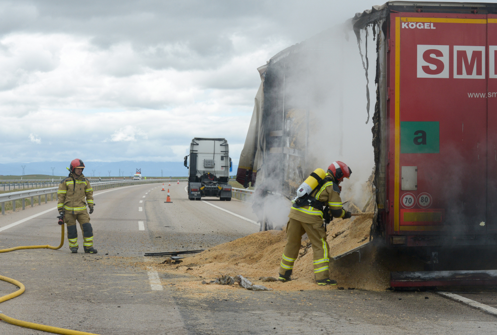 El incendio de un camión cargado de pellets corta la A-23 en sentido Zaragoza-Valencia a la altura de Villarquemado