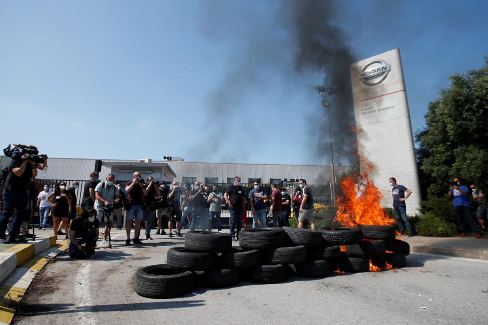 Los trabajadores de Nissan se concentran en Zona Franca y queman neumáticos