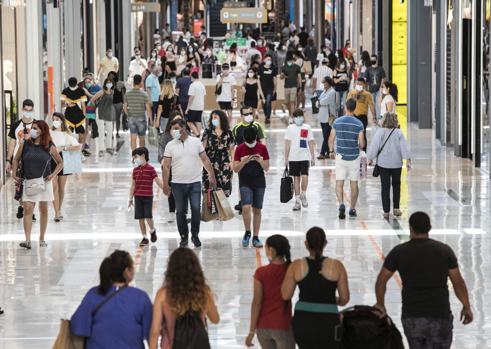 El centro comercial de Puerto Venecia en Zaragoza ha registrado este sábado una gran afluencia de ciudadanos