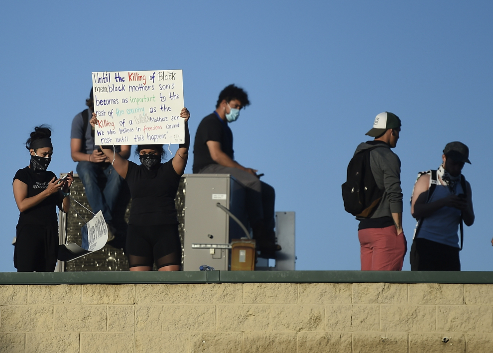 May 30, 2020 - Los Angeles, California USA:  Los Angeles police contain protestors as they demonstrate at W 3rd St and S Fairfax Ave. in the Fairfax District on Saturday, May 30, 2020, in Los Angeles, CA. The protestors demonstrate in response to the death of George Floyd in Minnesota. Last night more than 500 arrests after looting and vandalism sweep downtown L.A. (Gary Coronado / Los Angeles Times/Contacto)30/05/2020 ONLY FOR USE IN SPAIN [[[EP]]] May 30, 2020 - Los Angeles, California USA:  Los Angeles police contain protestors as they demonstrate at W 3rd St and S Fairfax Ave. in the Fairfax District on Saturday, May 30, 2020, in Los Angeles, CA. The protestors demonstrate in response to the deat
