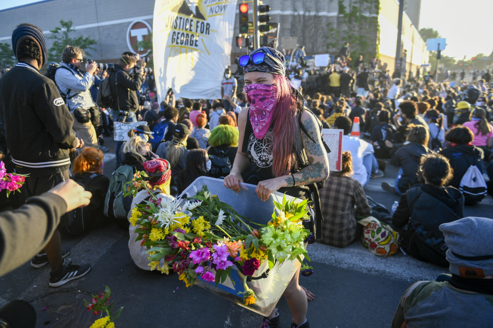 Minneapolis (United States), 31/05/2020.- Protesters listen to a speaker as they demonstrate during the fifth day of protests over the arrest of George Floyd, who later died in police custody, in Minneapolis, Minnesota, USA, 30 May 2020. A bystander's video posted online on 25 May, appeared to show George Floyd, 46, pleading with arresting officers that he couldn't breathe as an officer knelt on his neck. The unarmed black man later died in police custody. (Protestas, Estados Unidos) EFE/EPA/CRAIG LASSIG Minneapolis Police Abuse Protest
