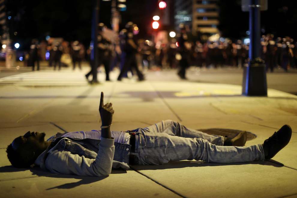 Protesters rip apart a U.S. flag during nationwide unrest following the death in Minneapolis police custody of George Floyd, in Raleigh, North Carolina, U.S. May 30, 2020. Picture taken May 30, 2020. REUTERS/Jonathan Drake [[[REUTERS VOCENTO]]] MINNEAPOLIS-POLICE/PROTESTS-RALEIGH