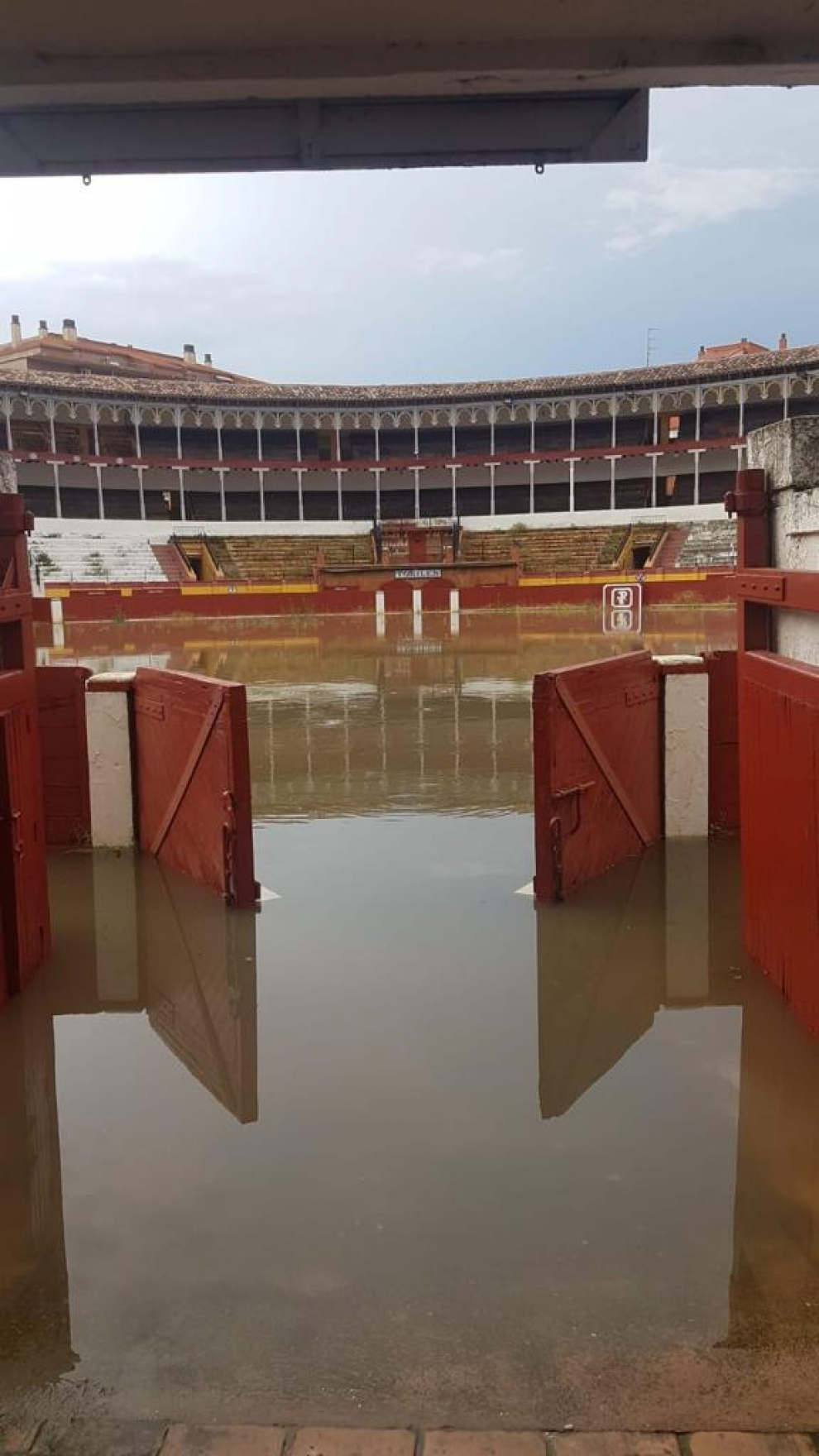 La plaza de toros de Calatayud, inundada tras la tormenta.